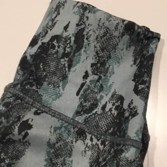 EVCR Snake Print Crop High Waist Leggings Size S - Picture 2 of 8